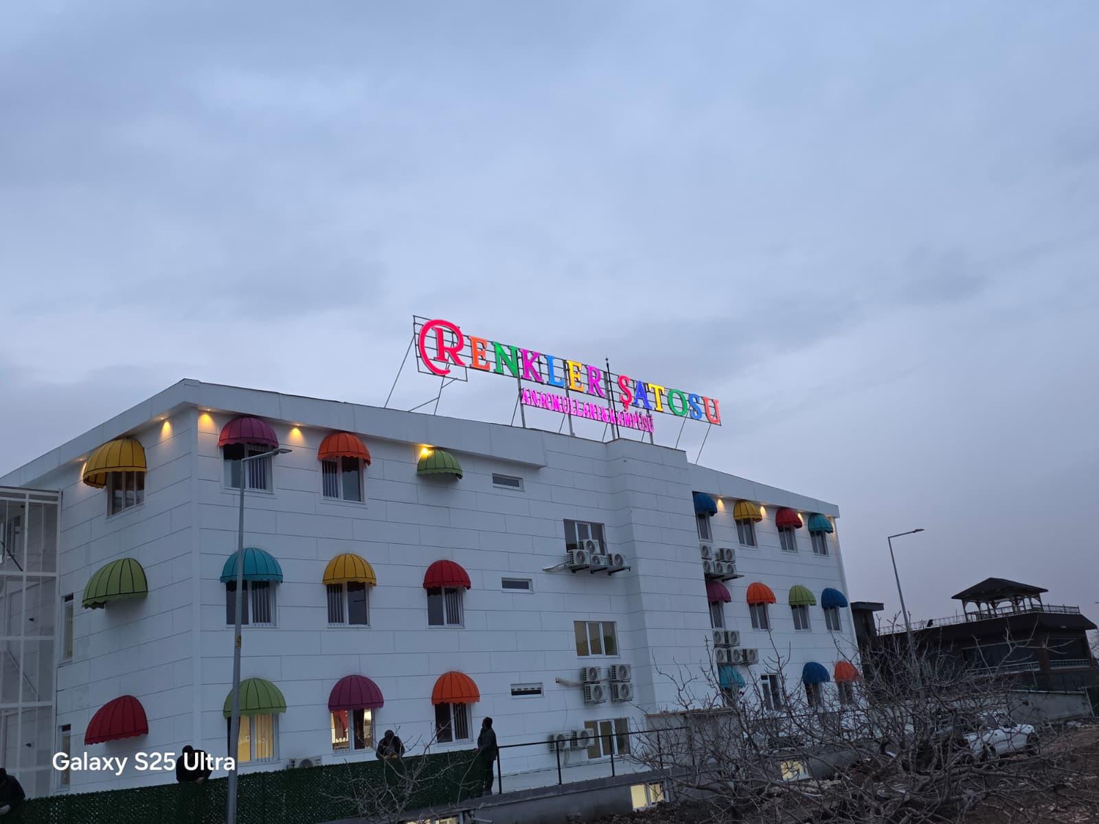 Işıklı kutu harf tabela gündüz görünüm